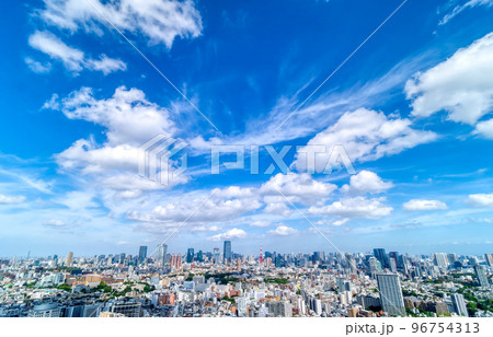 東京　大空に流れる雲　2022  96754313
