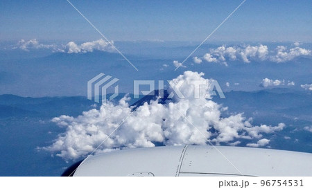 飛行機から見た雲海の合間に見える富士山 96754531