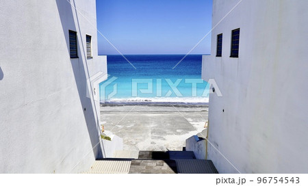 伊豆諸島新島　羽伏浦海岸のメインゲート 96754543