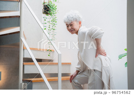 階段で腰痛に苦しむ高齢の女性 96754562