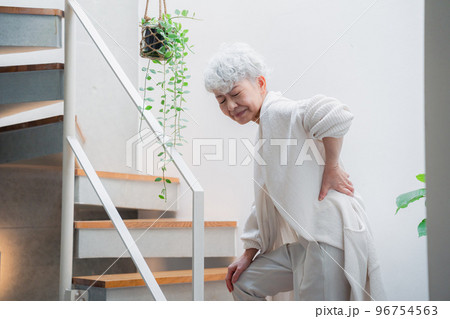 階段で腰痛に苦しむ高齢の女性 階段で腰痛に苦しむ高齢の女性 96754563