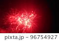 打ち上げ花火、夜空を彩る、光のショータイム 96754927