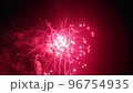 打ち上げ花火、夜空を彩る、光のショータイム 96754935