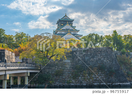【秋の大阪城公園】大阪城天守閣 【秋の大阪城公園】大阪城天守閣 96755917