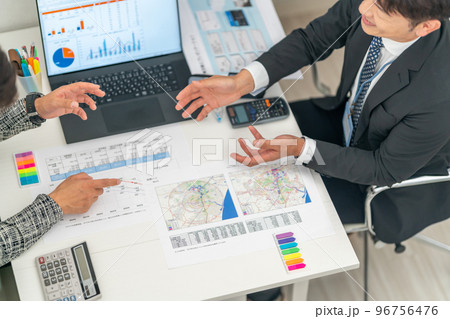 男性エンジニア　商圏分析　マーケティングリサーチ　ディベロッパー　俯瞰 96756476