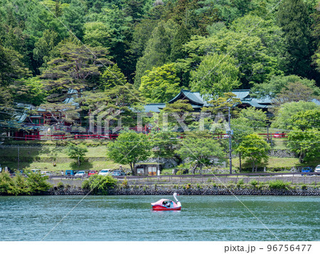 中禅寺湖上から見える男体山と二荒山神社中宮寺 96756477