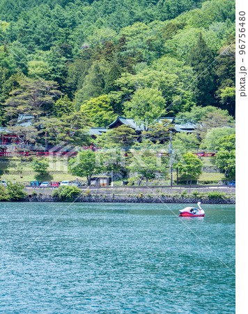 中禅寺湖上から見える男体山と二荒山神社中宮寺 96756480