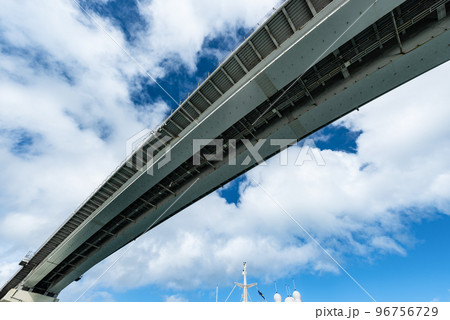 沖縄波之上臨港道路の泊大橋 96756729