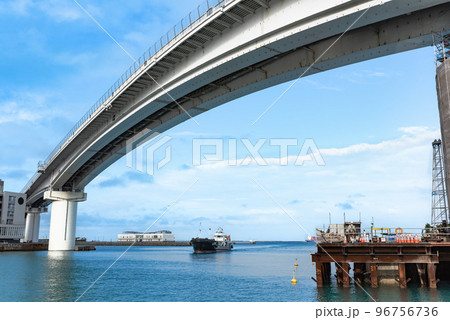 沖縄波之上臨港道路の泊大橋と貨物船 96756736