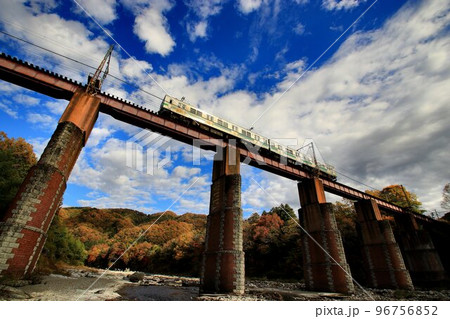 錦秋の秩父路… 『紅葉の長瀞・荒川橋梁』 秩父鉄道7800系電車の写真素材 [96756852] - PIXTA