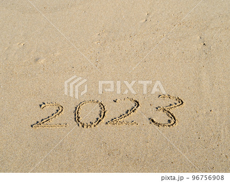 砂浜に書かれた「2023」の文字。 96756908