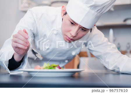 食材の盛り付けをするプロの料理人 食材の盛り付けをするプロの料理人 96757610