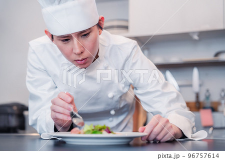 食材の盛り付けをするプロの料理人 食材の盛り付けをするプロの料理人 96757614