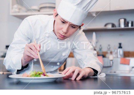 食材の盛り付けをするプロの料理人 食材の盛り付けをするプロの料理人 96757615
