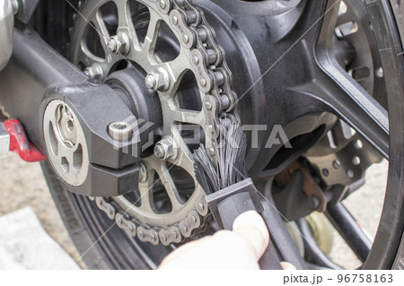 バイクのチェーンを清掃する様子 バイクのチェーンを清掃する様子 96758163