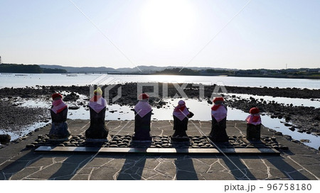 長崎県壱岐にある満潮時のはらほげ地蔵 96758180
