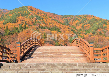木曽の大橋　秋の中山道奈良井宿 96758220