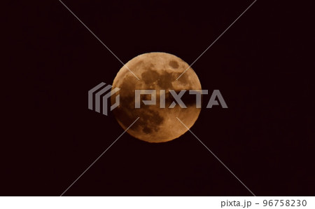霞みがかかった赤みを帯びた満月ブラッドムーン 96758230
