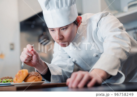 こだわりのスイーツを作るパティシエ こだわりのスイーツを作るパティシエ 96758249