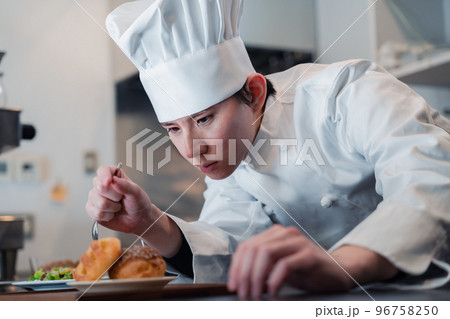 こだわりのスイーツを作るパティシエ 96758250
