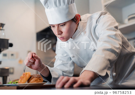 こだわりのスイーツを作るパティシエ 96758253