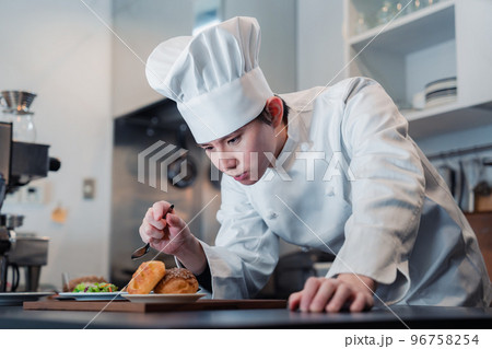 こだわりのスイーツを作るパティシエ こだわりのスイーツを作るパティシエ 96758254