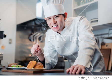 こだわりのスイーツを作るパティシエ 96758257