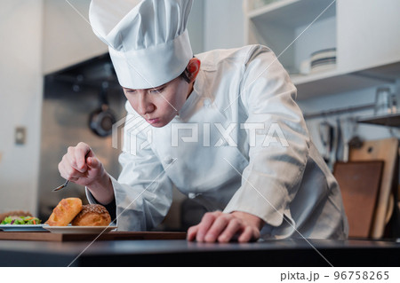 こだわりのスイーツを作るパティシエ こだわりのスイーツを作るパティシエ 96758265
