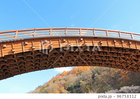 木曽の大橋　秋の中山道奈良井宿 96758312