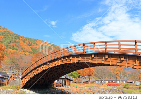 木曽の大橋　秋の中山道奈良井宿 96758313