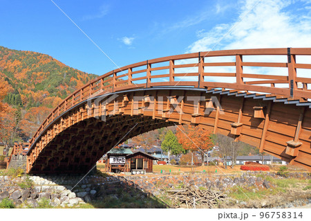 木曽の大橋　秋の中山道奈良井宿 96758314