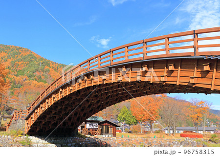 木曽の大橋　秋の中山道奈良井宿 96758315