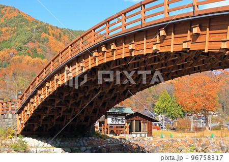 木曽の大橋　秋の中山道奈良井宿 96758317