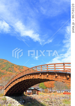 木曽の大橋　秋の中山道奈良井宿 96758320