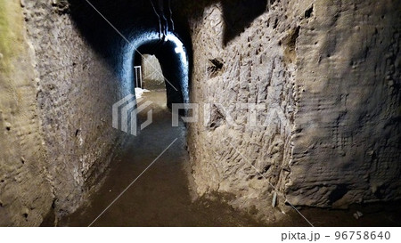 館山にある赤山地下壕跡の屋内 館山にある赤山地下壕跡の屋内 96758640