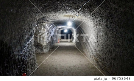 館山にある赤山地下壕跡の屋内 館山にある赤山地下壕跡の屋内 96758643
