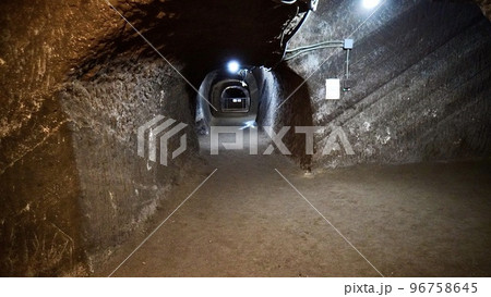 館山にある赤山地下壕跡の屋内 館山にある赤山地下壕跡の屋内 96758645