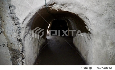 館山にある赤山地下壕跡の屋内 96758648