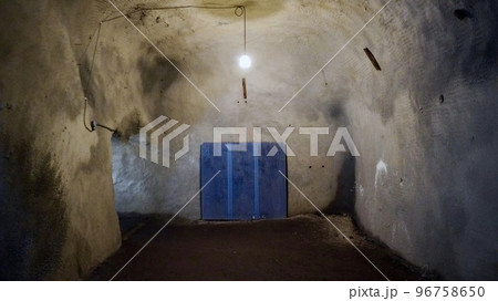 館山にある赤山地下壕跡の屋内 館山にある赤山地下壕跡の屋内 96758650