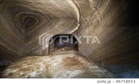 館山にある赤山地下壕跡の屋内 96758653