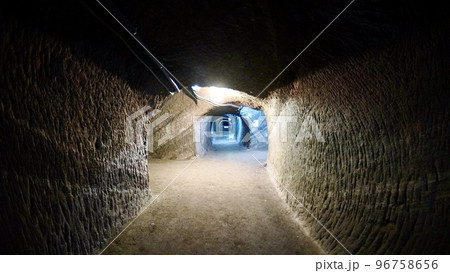 館山にある赤山地下壕跡の屋内 96758656