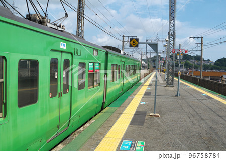 JR湖西線比叡山坂本駅のプラットホームと発車した近江舞子行き普通電車　滋賀県大津市 96758784