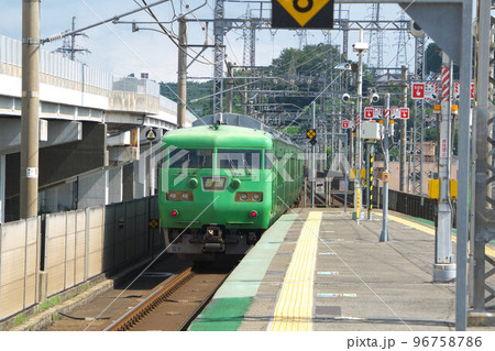 JR湖西線比叡山坂本駅のプラットホームと出発した近江舞子行き普通電車2　滋賀県大津市 96758786