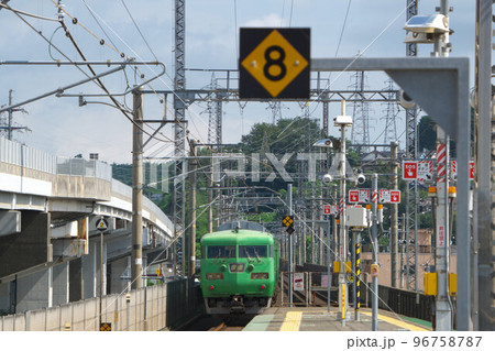 JR湖西線比叡山坂本駅のプラットホームと出発した近江舞子行き普通電車3　滋賀県大津市 96758787