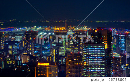 高層ビル群とエアポート 96758805