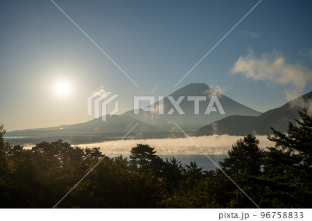 【山梨県】 富士山 本栖湖 日の出 【山梨県】 富士山 本栖湖 日の出 96758833