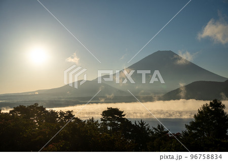 【山梨県】　富士山　本栖湖　日の出 96758834