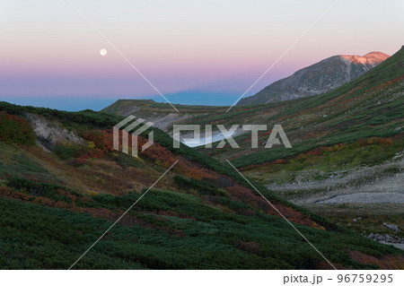 夜明けの満月とビーナスベルトと紅葉の大雪山 夜明けの満月とビーナスベルトと紅葉の大雪山 96759295