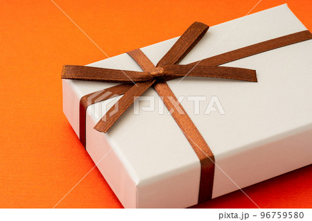 シンプルなリボンの付いたプレゼント箱 96759580