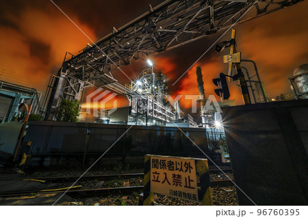 川崎の工場夜景 フレアスタック現象によって赤く染まる空【神奈川県・川崎市】 川崎の工場夜景 フレアスタック現象によって赤く染まる空【神奈川県・川崎市】 96760395
